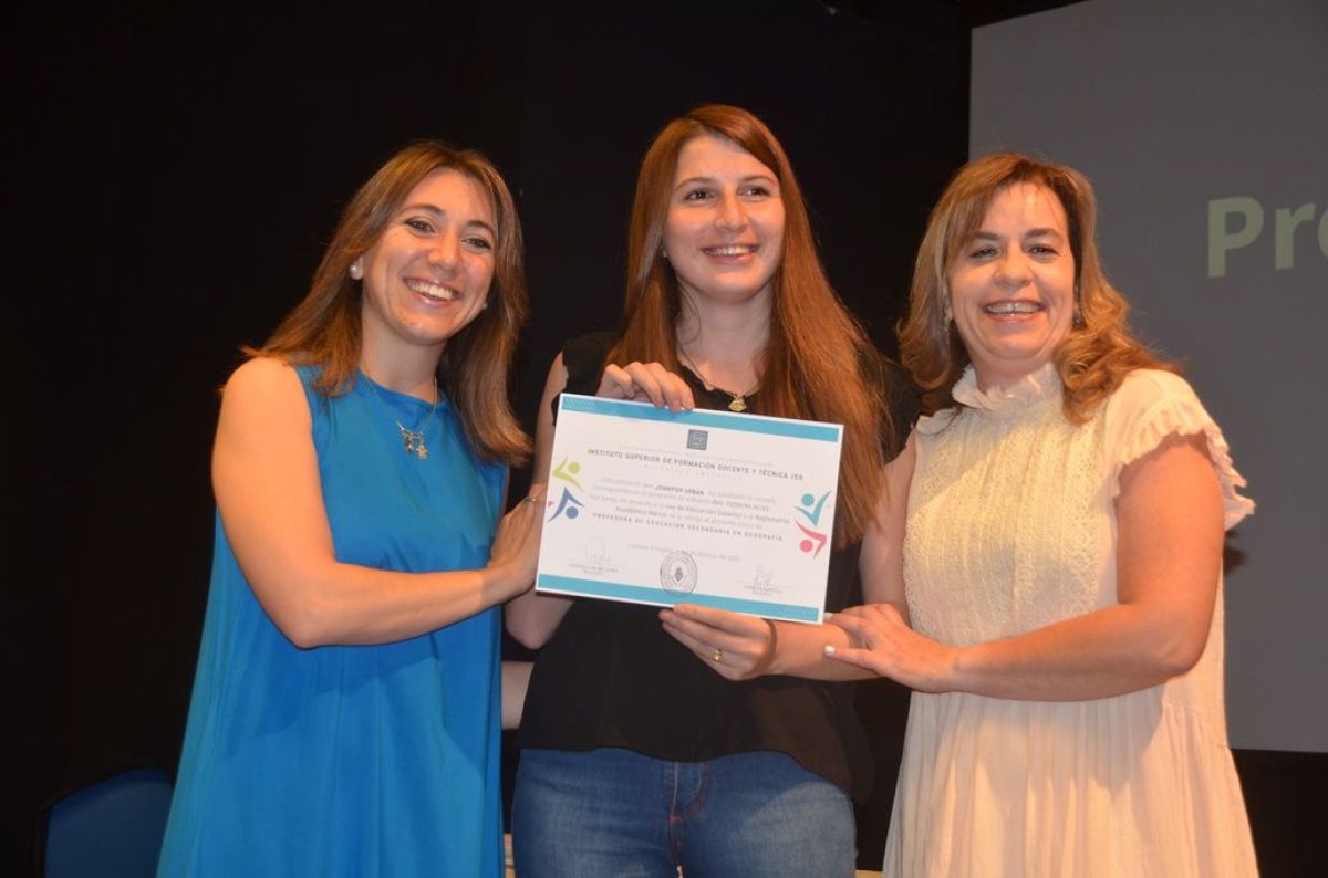 Entrega de diplomas a egresados del Instituto de Formación N° 158