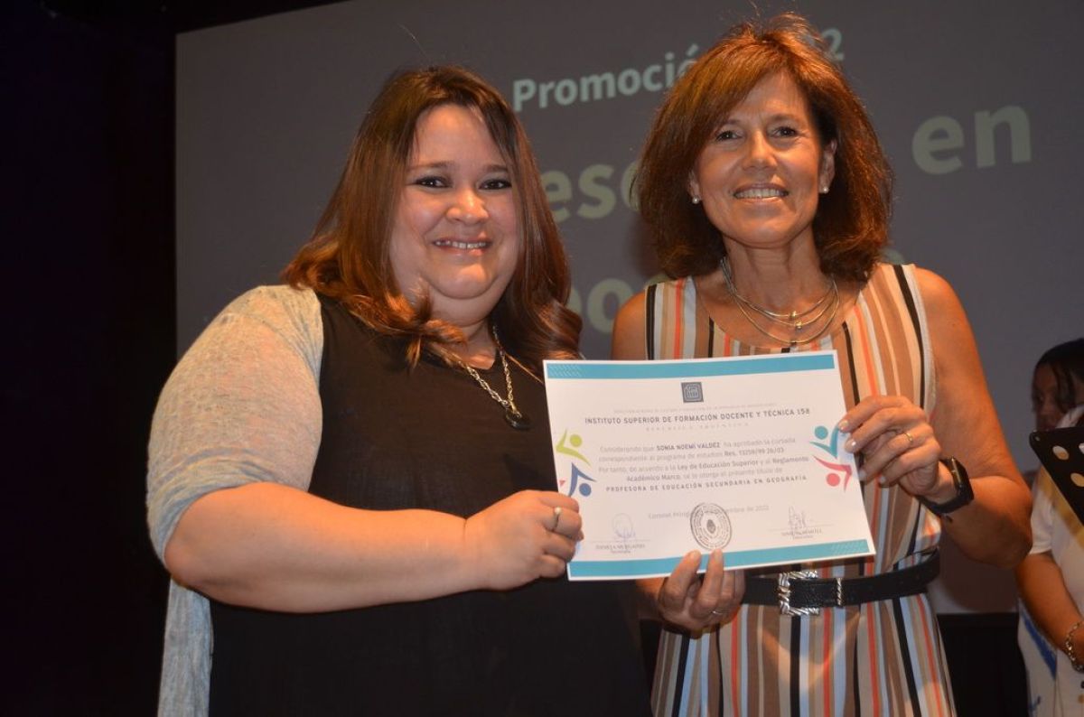 Entrega de diplomas a egresados del Instituto de Formación N° 158