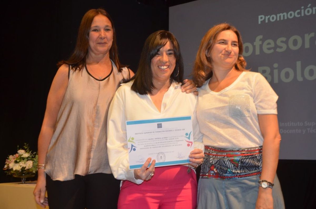 Entrega de diplomas a egresados del Instituto de Formación N° 158