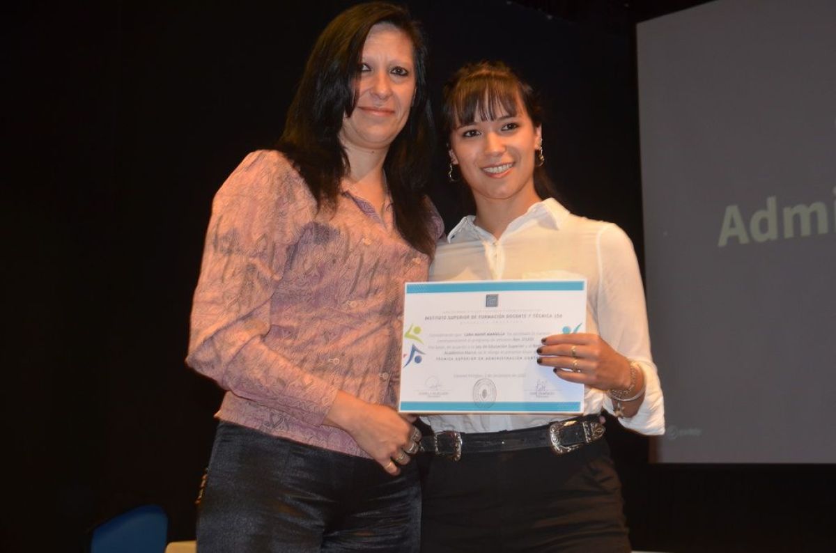 Entrega de diplomas a egresados del Instituto de Formación N° 158
