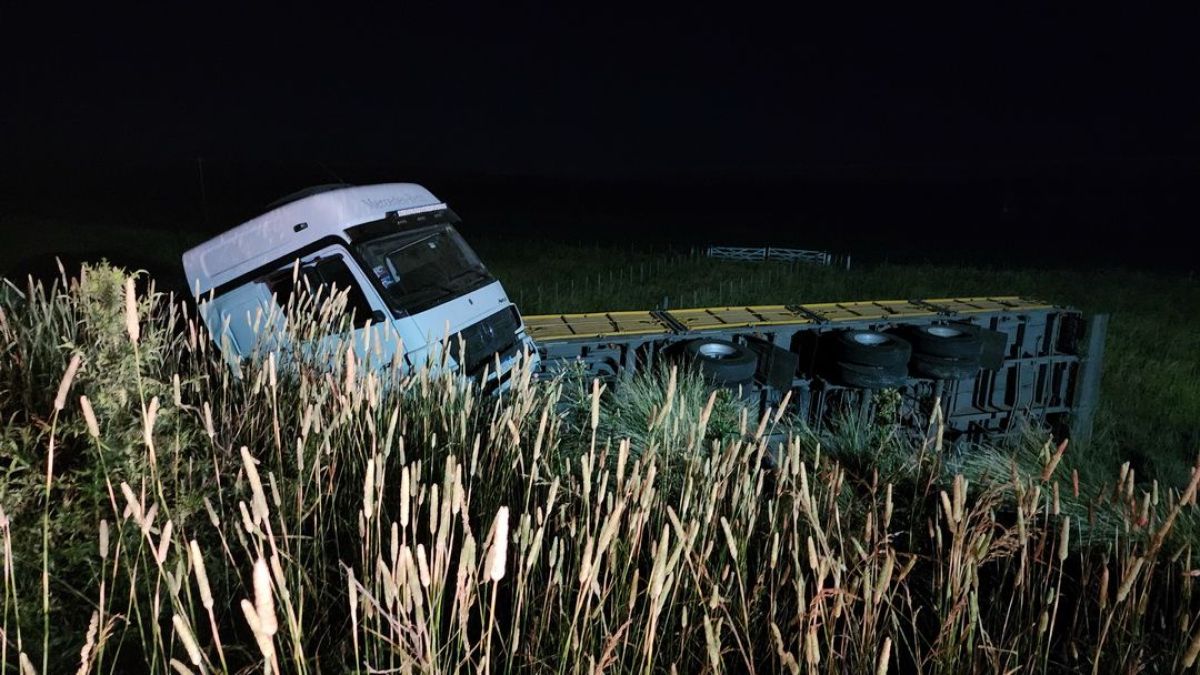 Un camión volcó en Ruta 51 y horas después se incendió