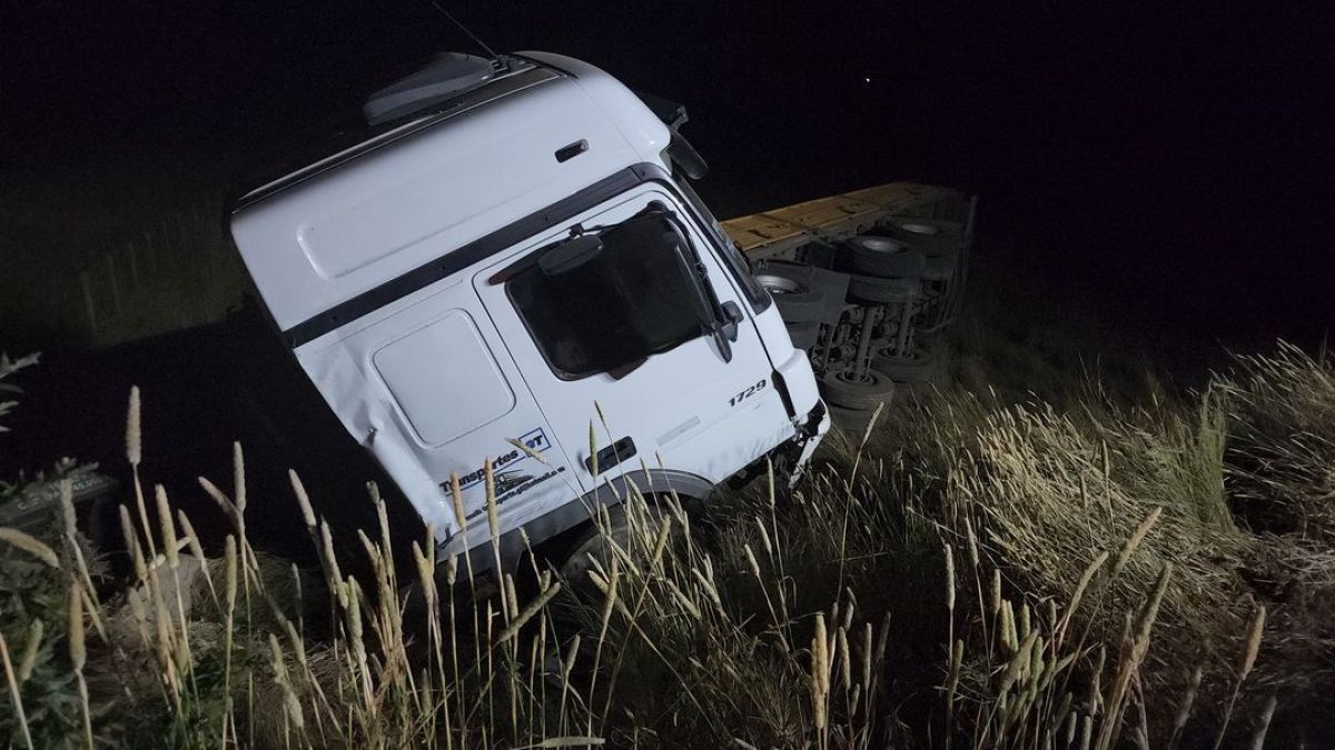 Un camión volcó en Ruta 51 y horas después se incendió