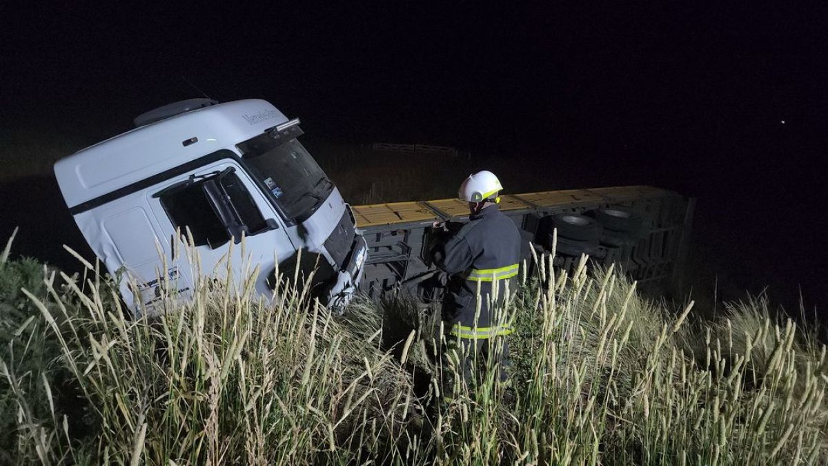 Un camión volcó en Ruta 51 y horas después se incendió