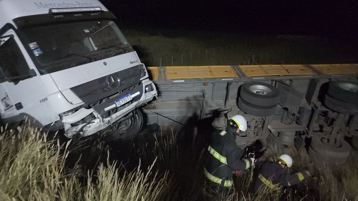 Un camión volcó en Ruta 51 y horas después se incendió