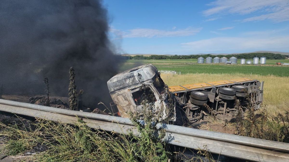 Un camión volcó en Ruta 51 y horas después se incendió