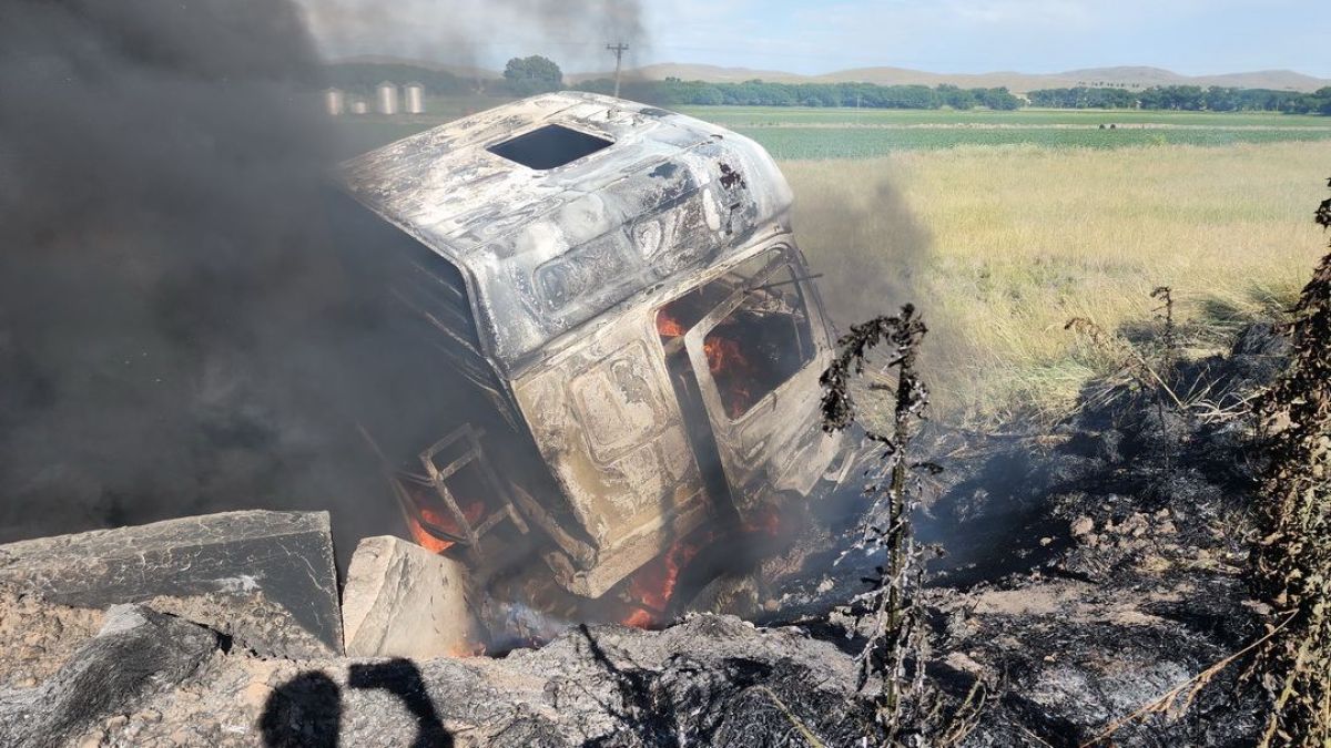 Un camión volcó en Ruta 51 y horas después se incendió