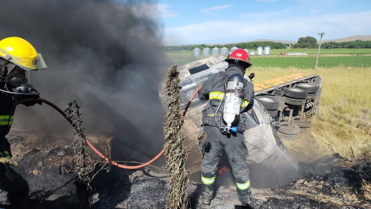 Un camión volcó en Ruta 51 y horas después se incendió