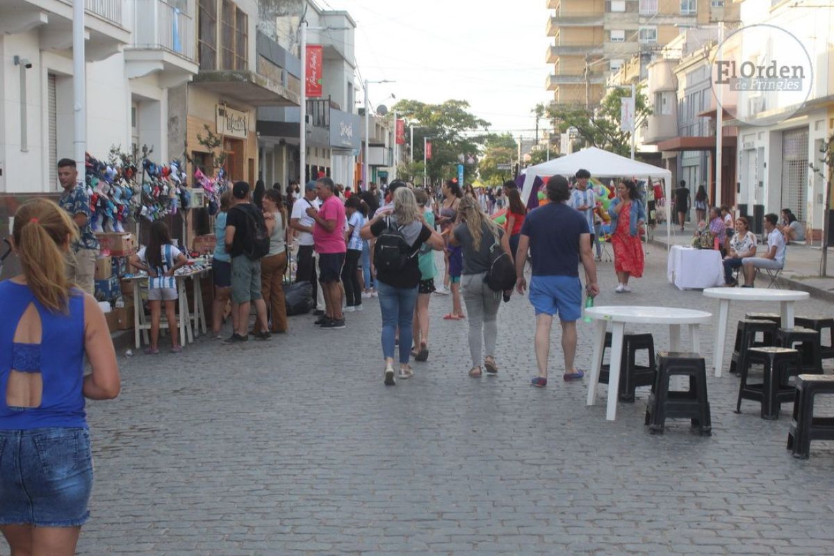 El espíritu navideño se vivió en la Peatonal céntrica de la Ciudad