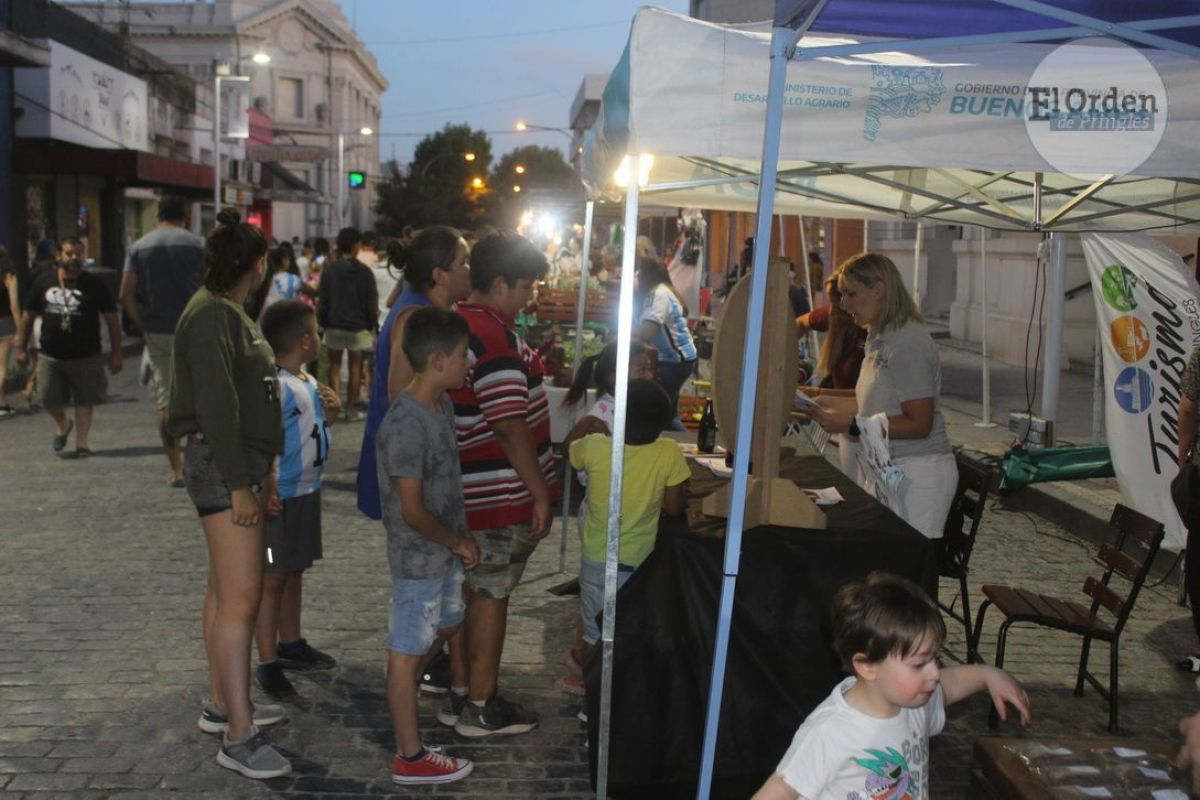El espíritu navideño se vivió en la Peatonal céntrica de la Ciudad
