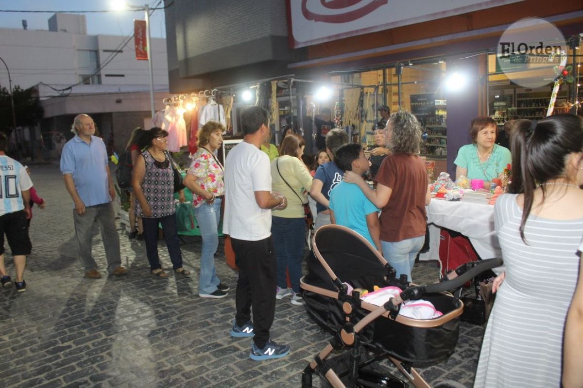 El espíritu navideño se vivió en la Peatonal céntrica de la Ciudad