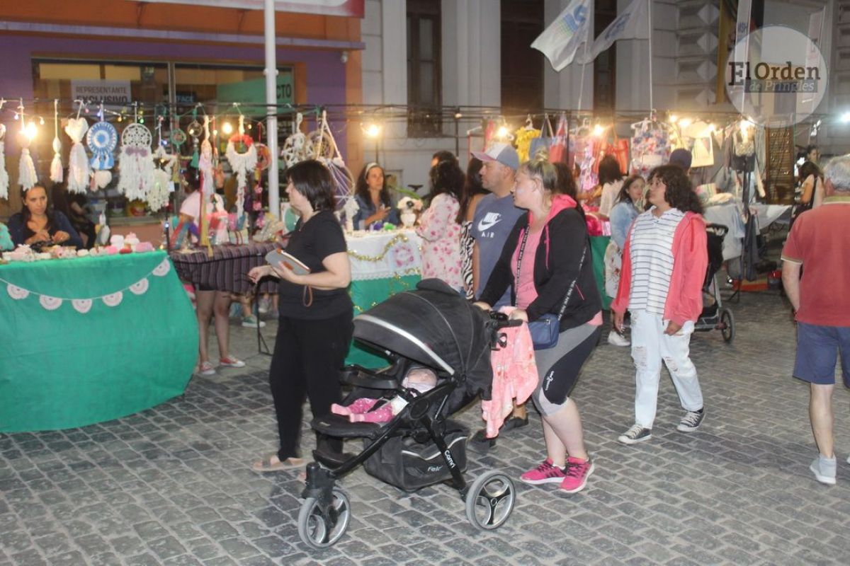 El espíritu navideño se vivió en la Peatonal céntrica de la Ciudad