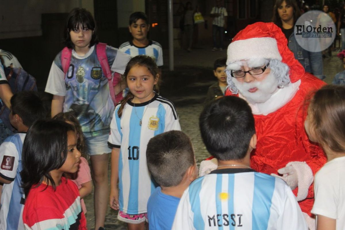 El espíritu navideño se vivió en la Peatonal céntrica de la Ciudad