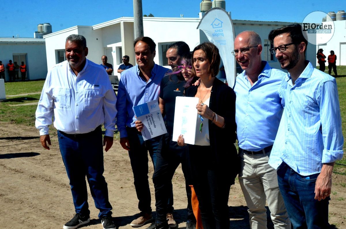 La emoción de las familias al recibir las llaves de sus viviendas