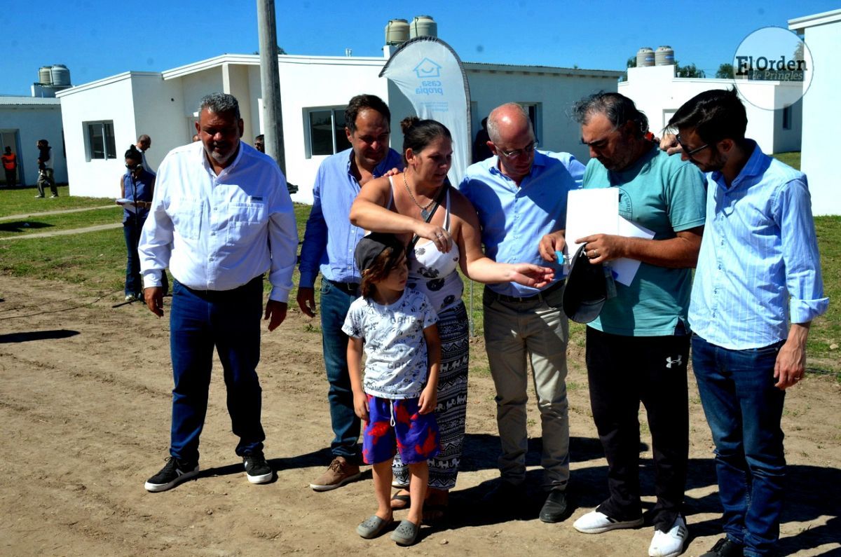 La emoción de las familias al recibir las llaves de sus viviendas