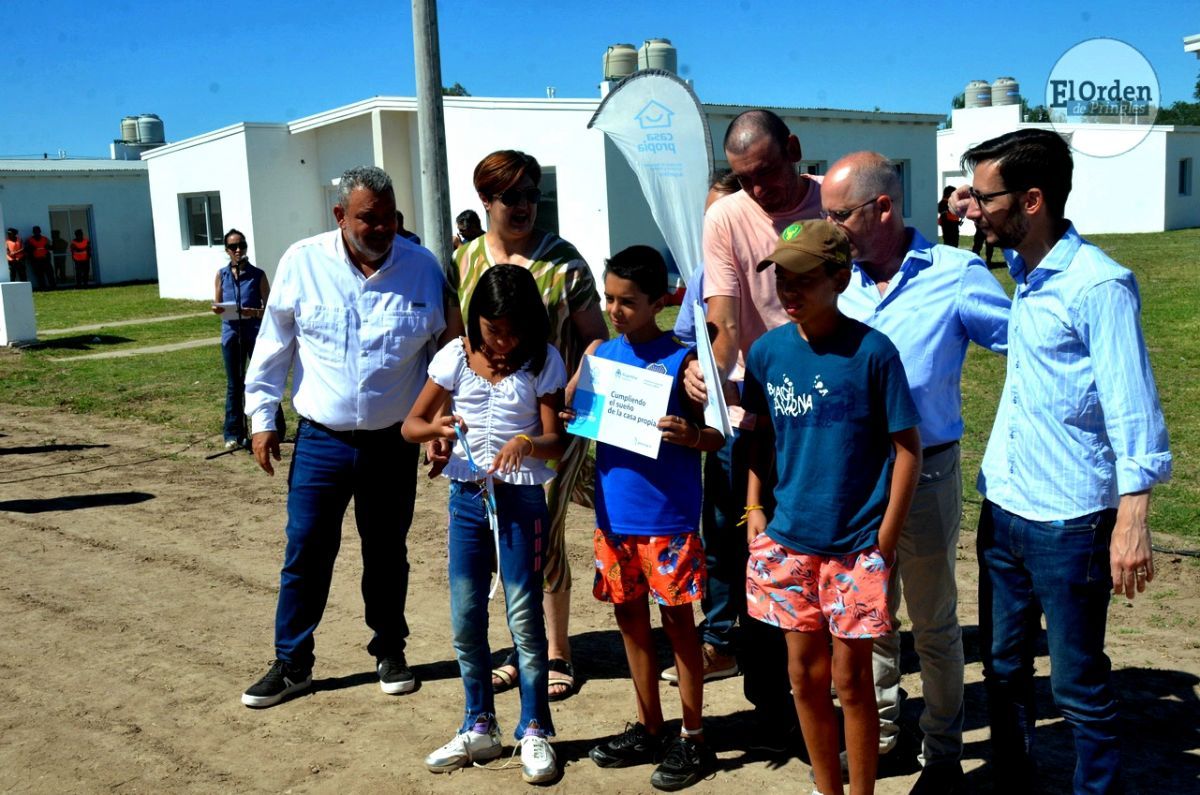 La emoción de las familias al recibir las llaves de sus viviendas