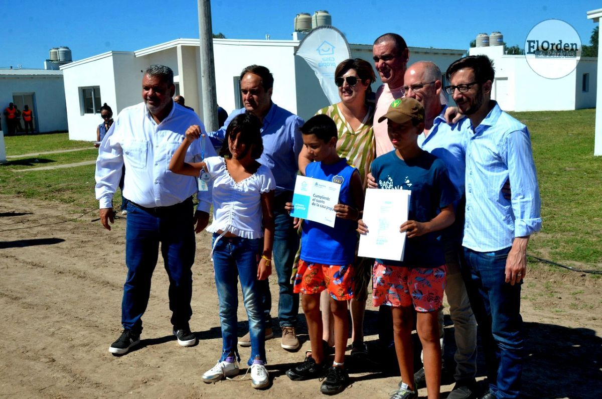 La emoción de las familias al recibir las llaves de sus viviendas