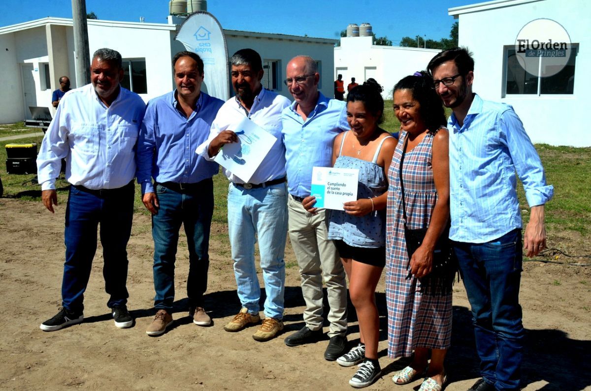 La emoción de las familias al recibir las llaves de sus viviendas