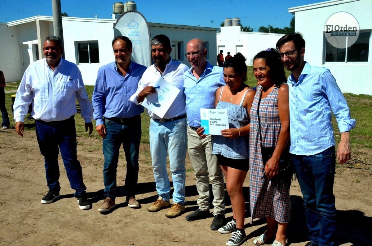 La emoción de las familias al recibir las llaves de sus viviendas