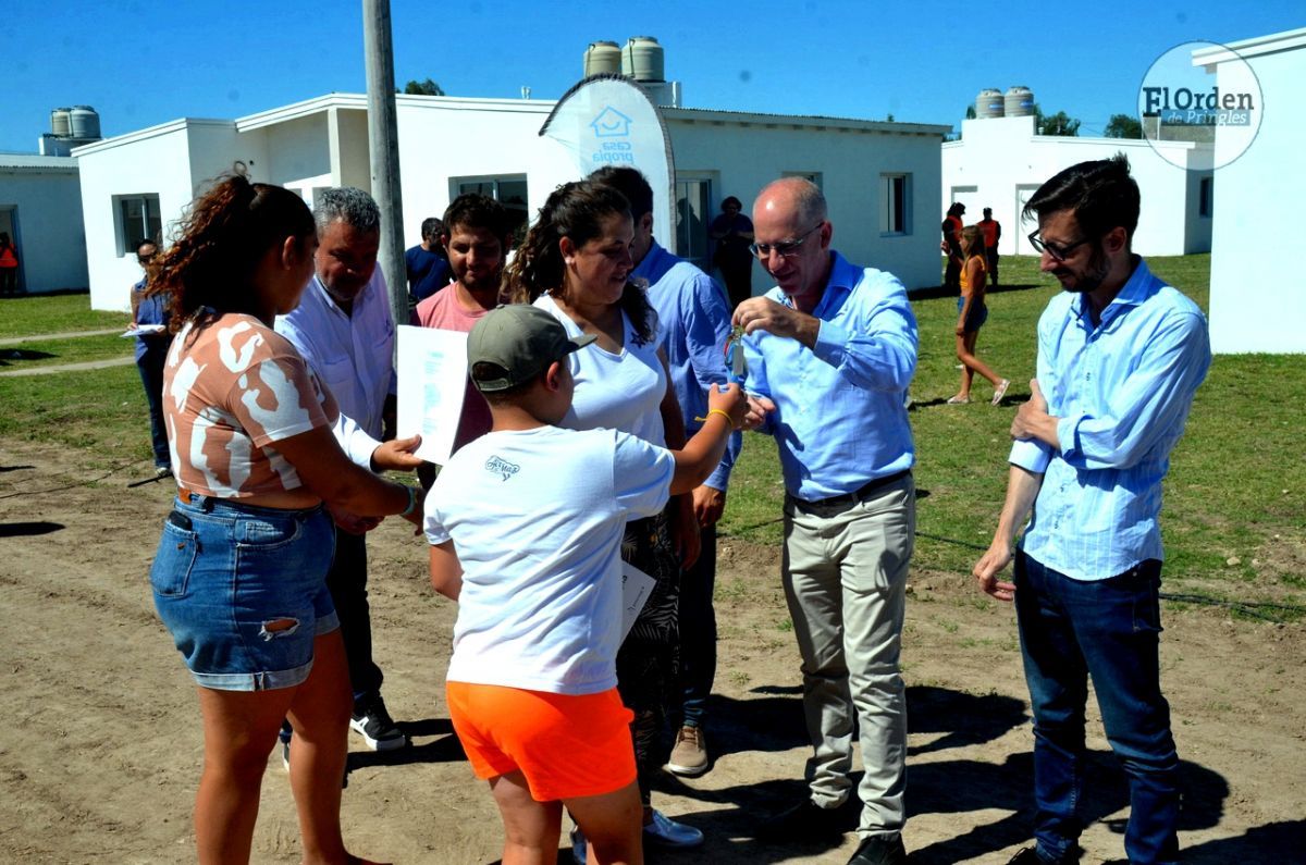 La emoción de las familias al recibir las llaves de sus viviendas