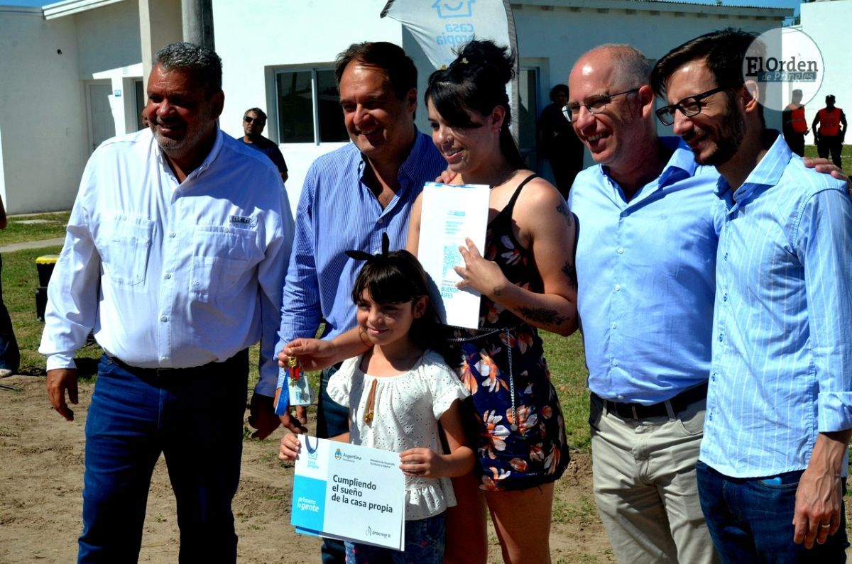 La emoción de las familias al recibir las llaves de sus viviendas