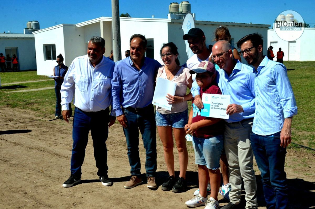 La emoción de las familias al recibir las llaves de sus viviendas