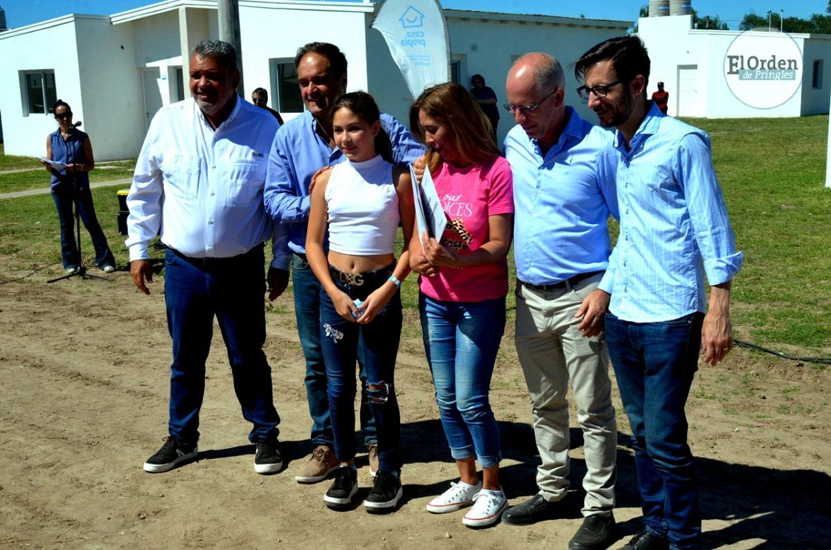 La emoción de las familias al recibir las llaves de sus viviendas