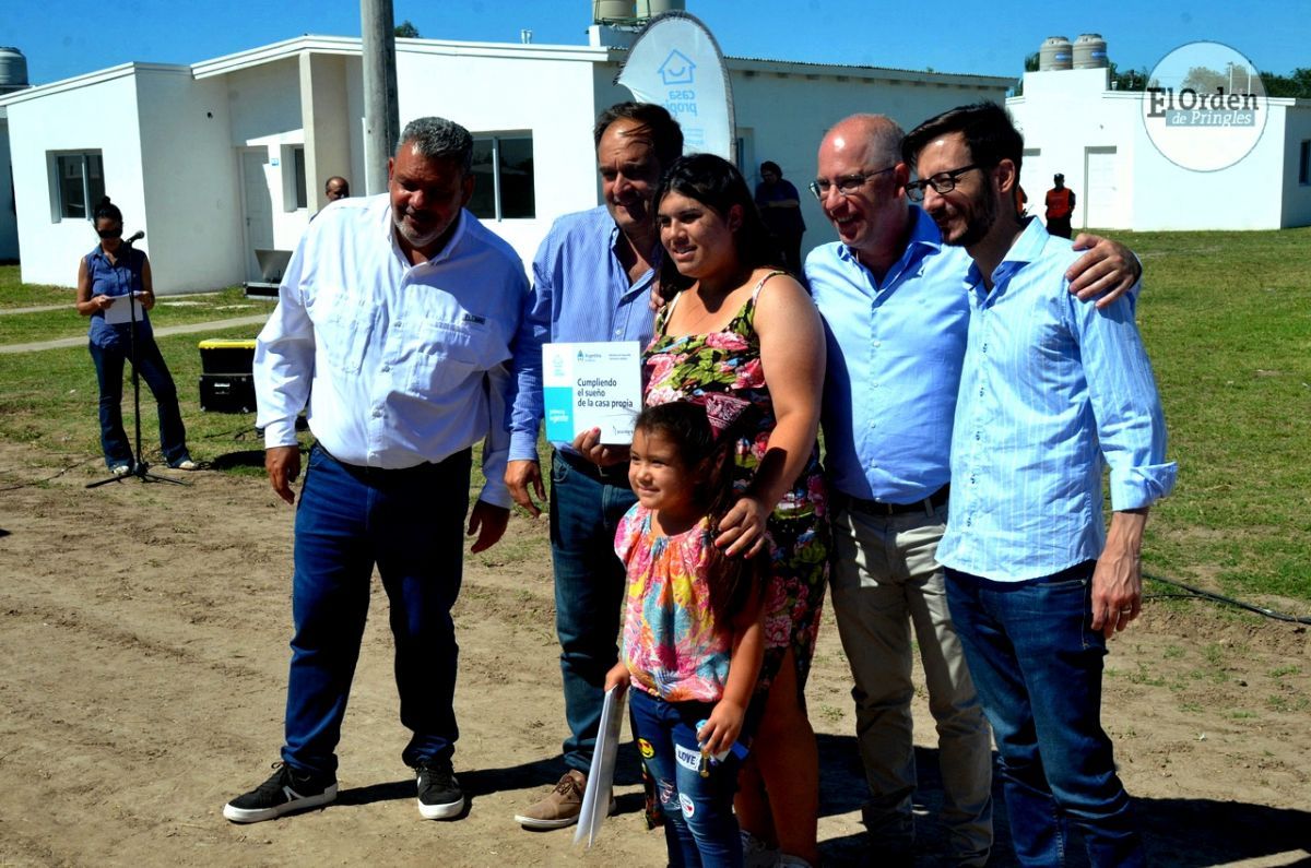 La emoción de las familias al recibir las llaves de sus viviendas