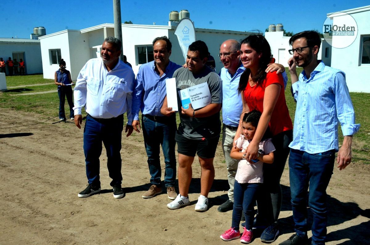 La emoción de las familias al recibir las llaves de sus viviendas