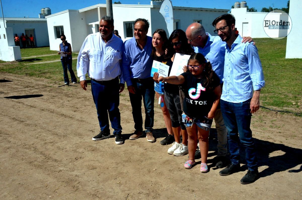 La emoción de las familias al recibir las llaves de sus viviendas