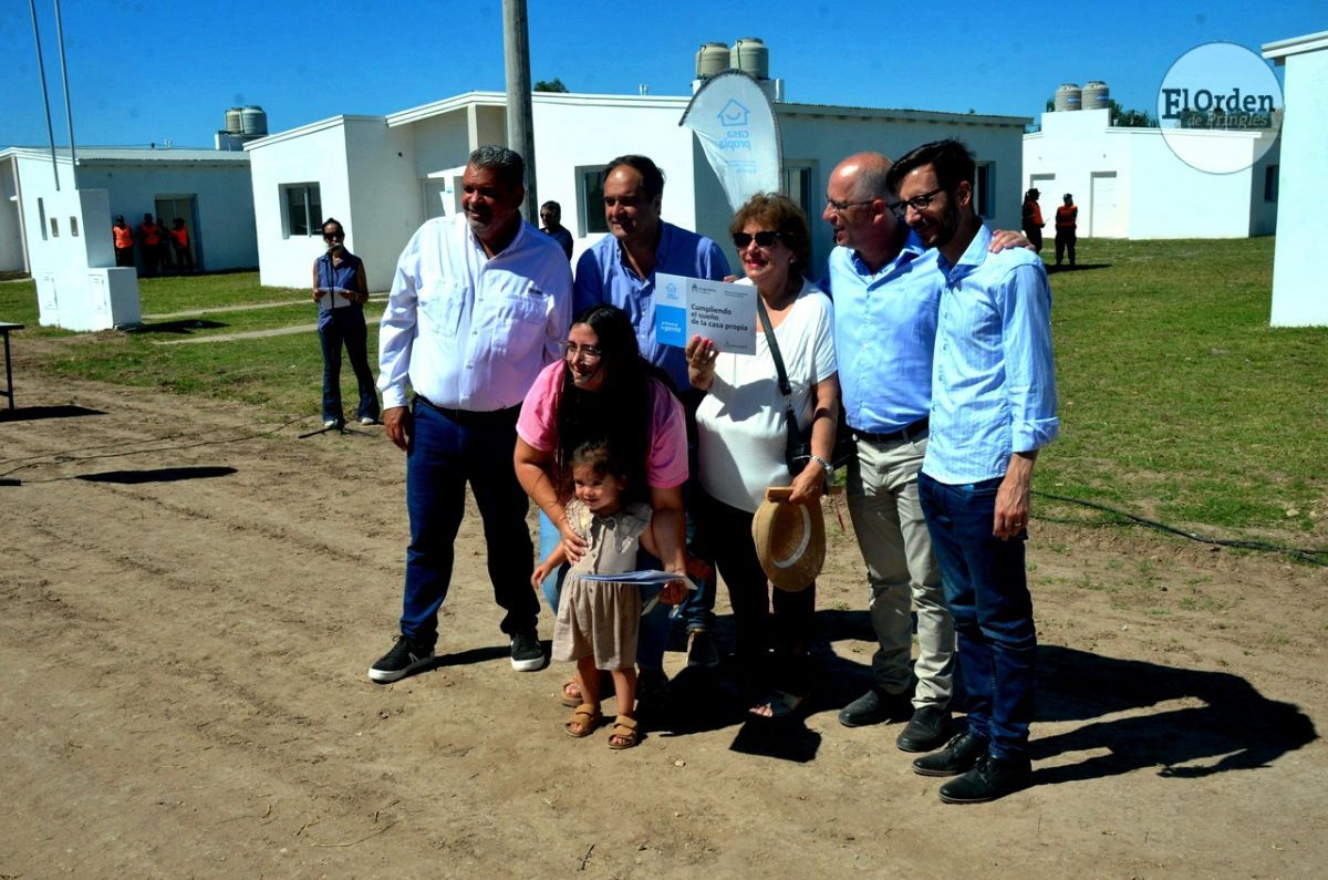 La emoción de las familias al recibir las llaves de sus viviendas