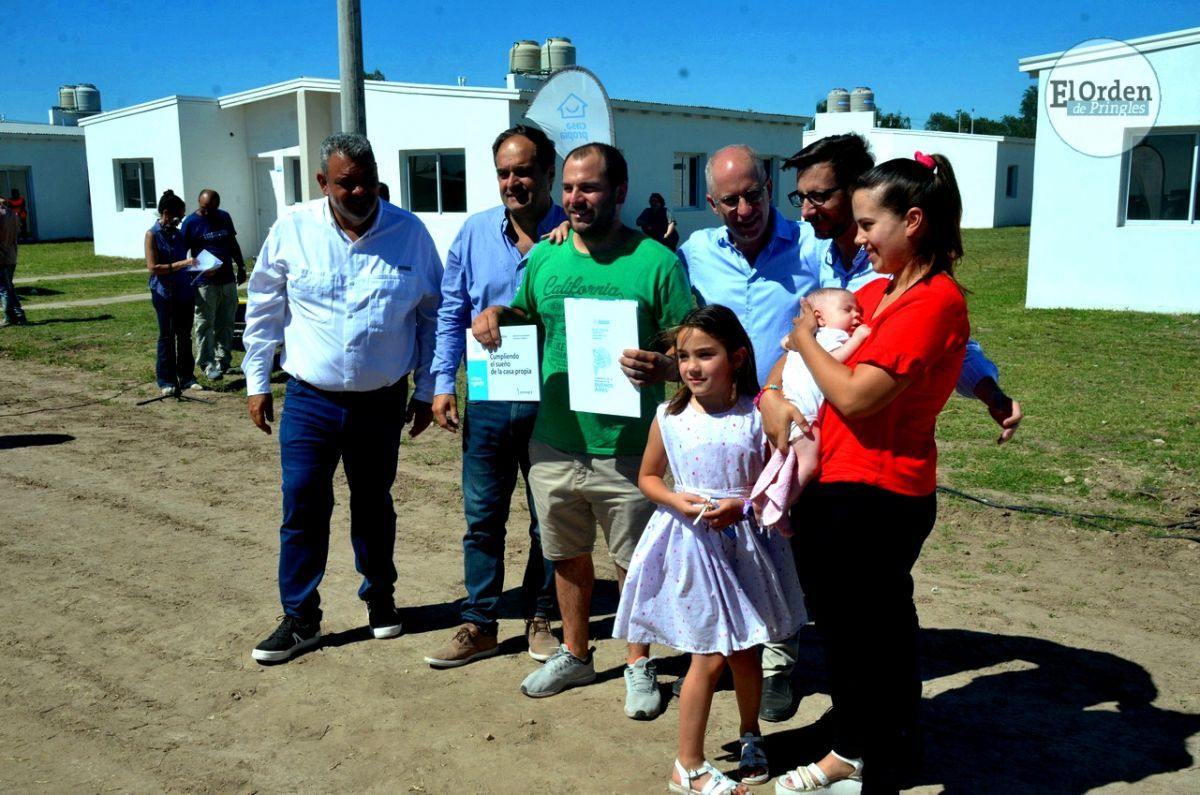La emoción de las familias al recibir las llaves de sus viviendas