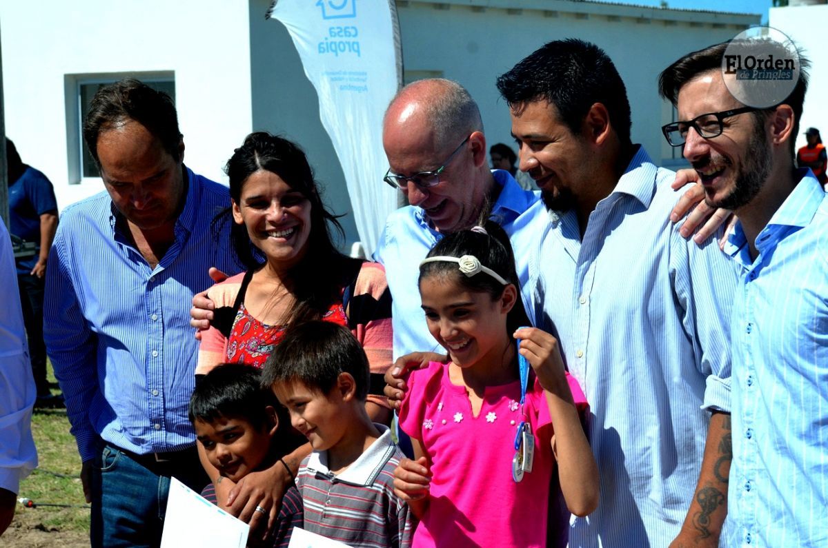 La emoción de las familias al recibir las llaves de sus viviendas