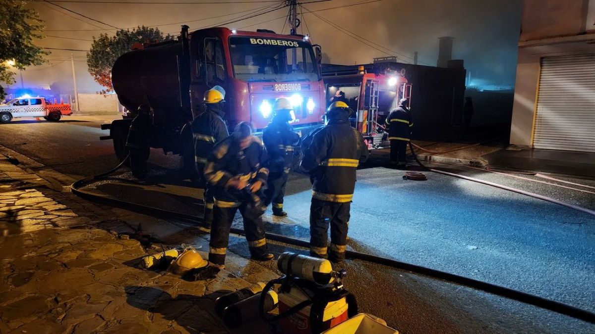  Miguel Suárez: “Fue un incendio muy dificil por el material existente ”