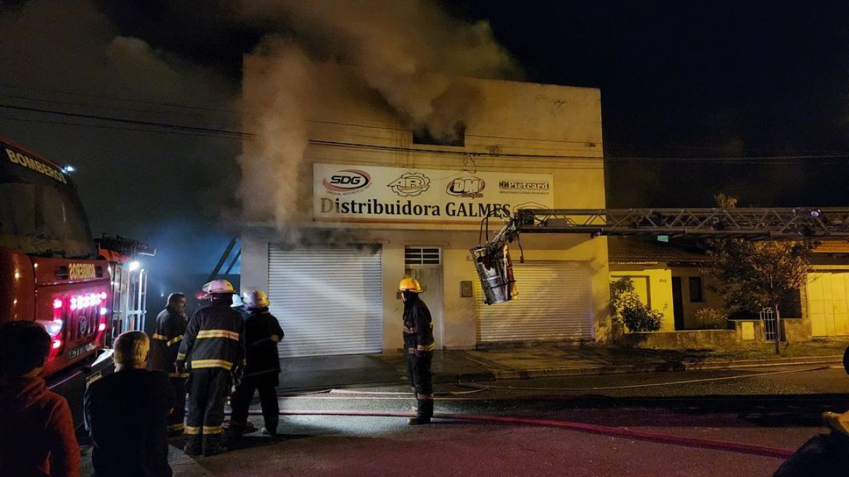  Miguel Suárez: “Fue un incendio muy dificil por el material existente ”
