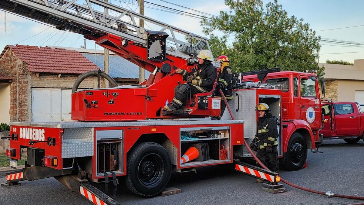  Miguel Suárez: “Fue un incendio muy dificil por el material existente ”