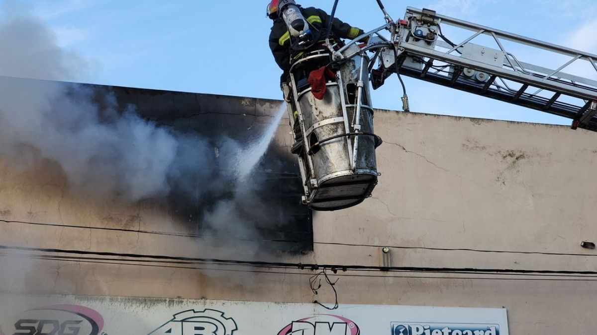  Miguel Suárez: “Fue un incendio muy dificil por el material existente ”