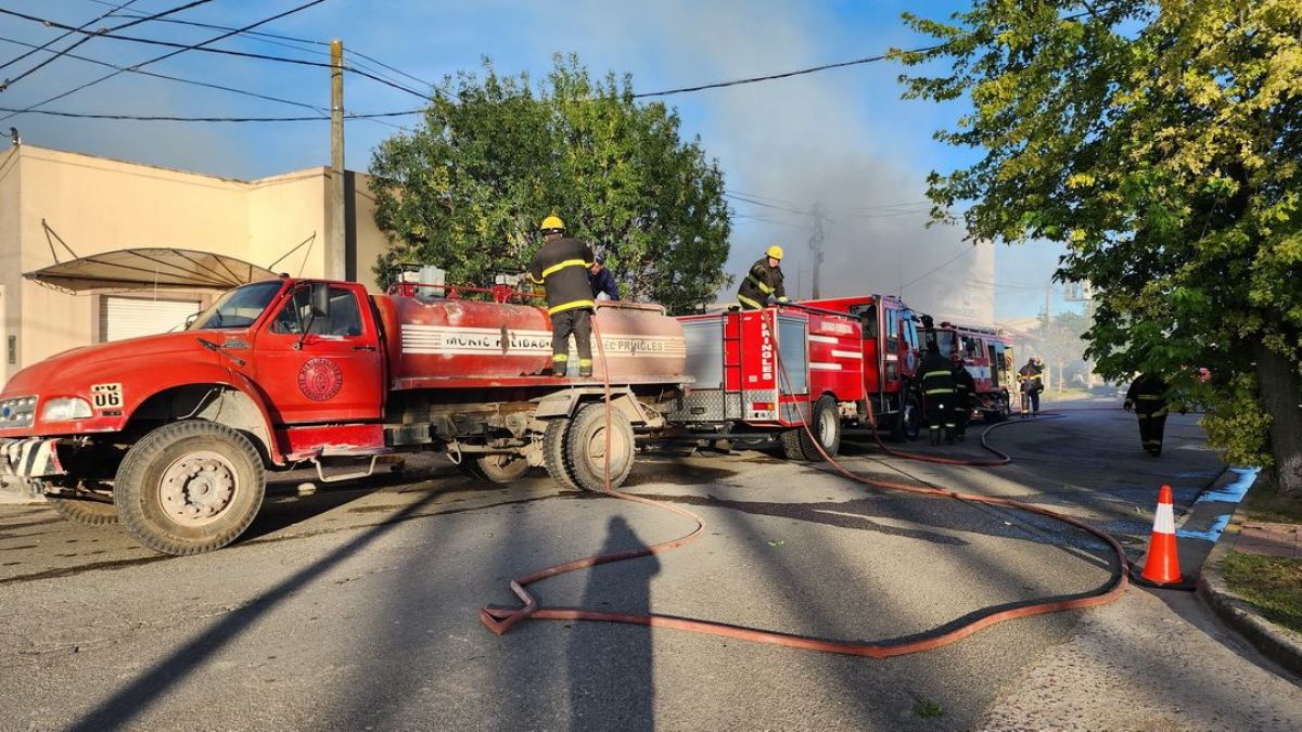  Miguel Suárez: “Fue un incendio muy dificil por el material existente ”