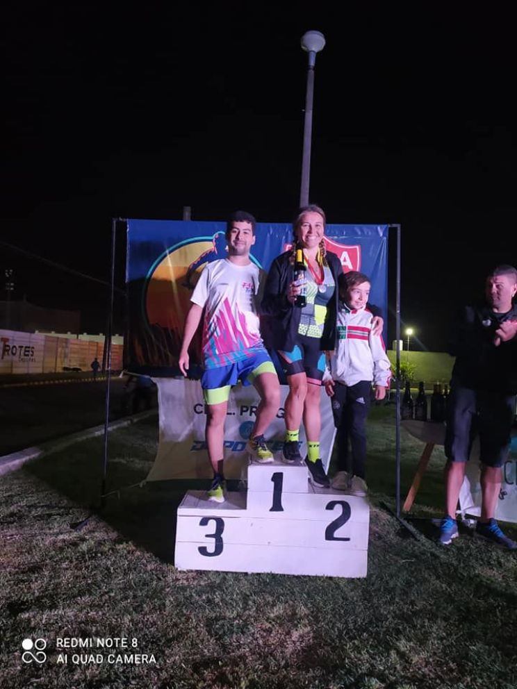 Pablo Bien y Natalia Coria, los ganadores del Duatlón de Alumni