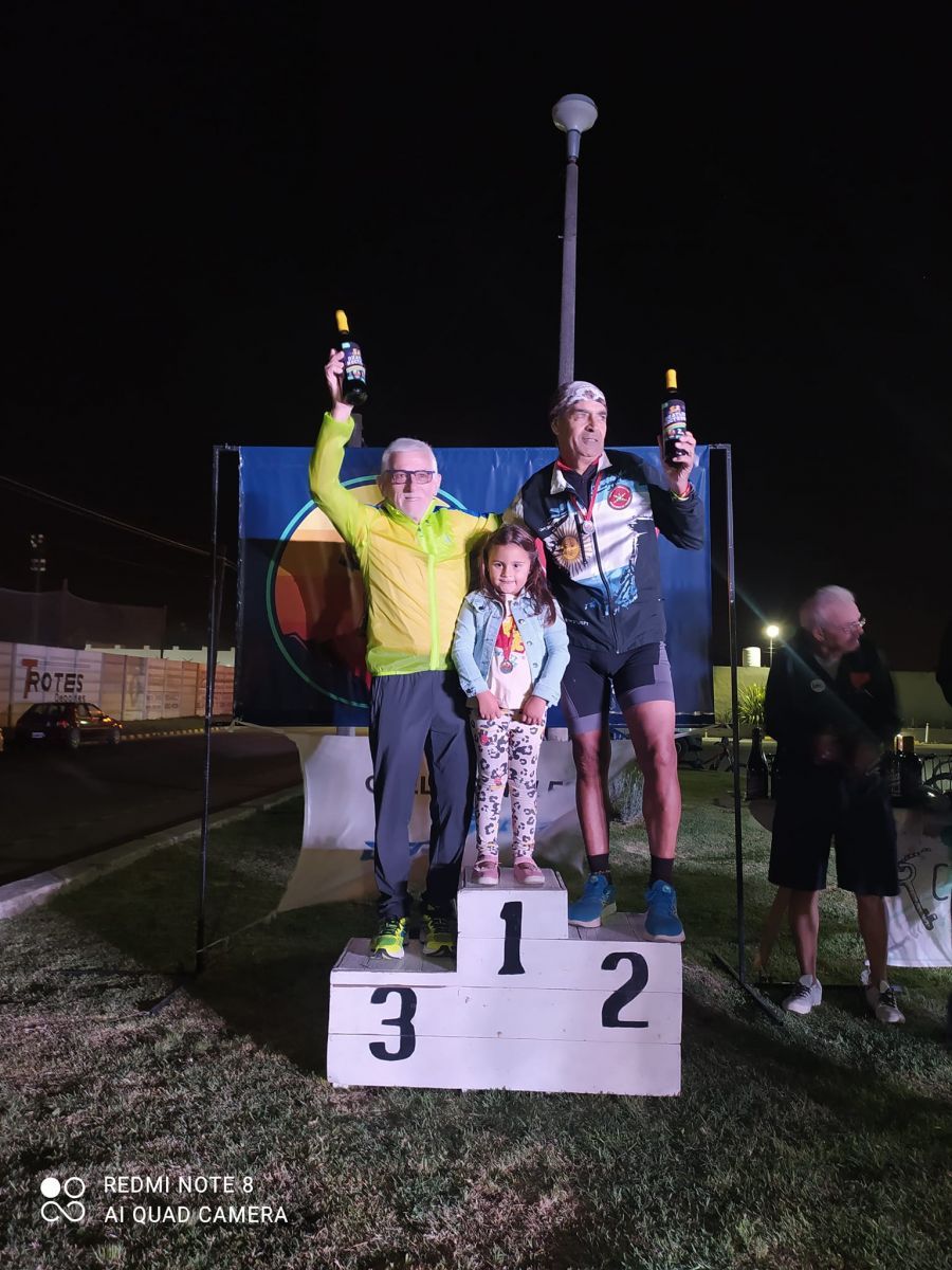 Pablo Bien y Natalia Coria, los ganadores del Duatlón de Alumni