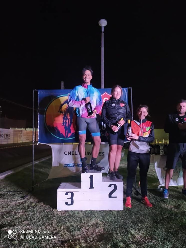 Pablo Bien y Natalia Coria, los ganadores del Duatlón de Alumni