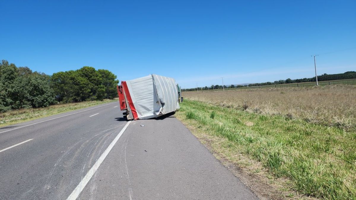 Un camión chocó contra una casilla rural: un herido sin gravedad