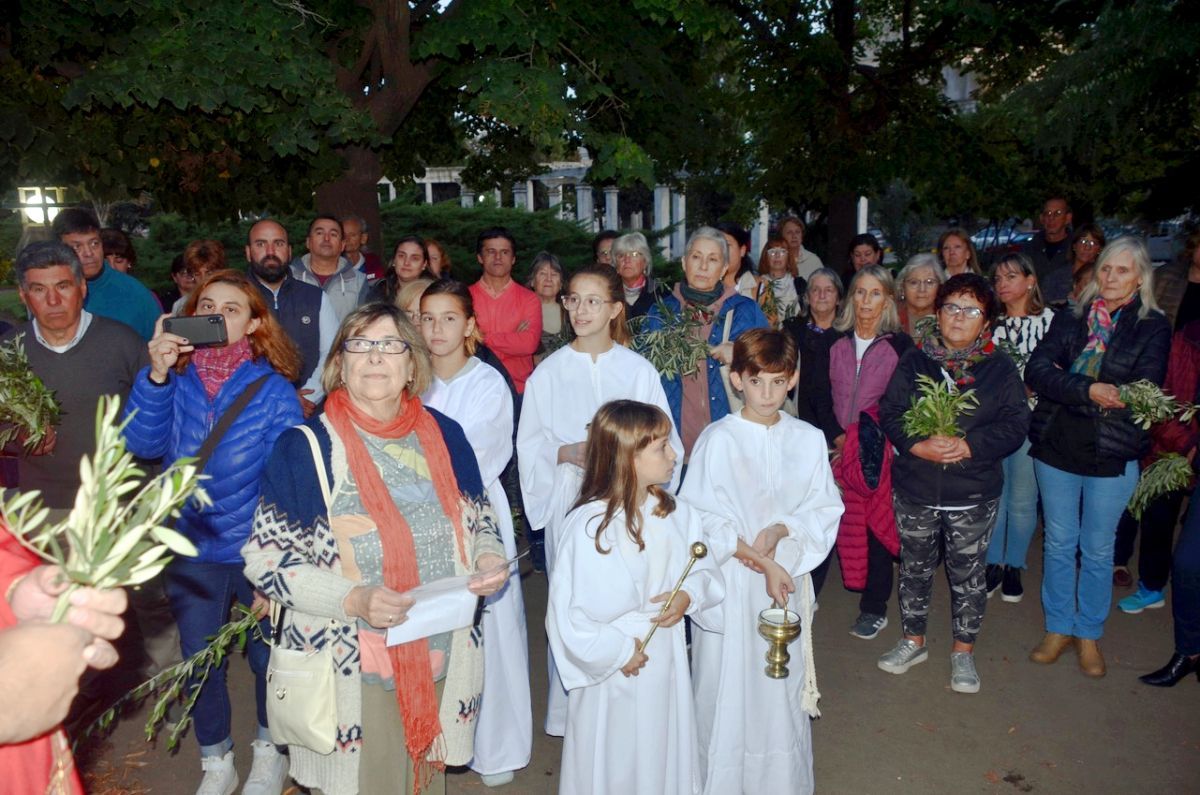 La feligresía católica aclamó a Jesús con palmas y ramos de olivos