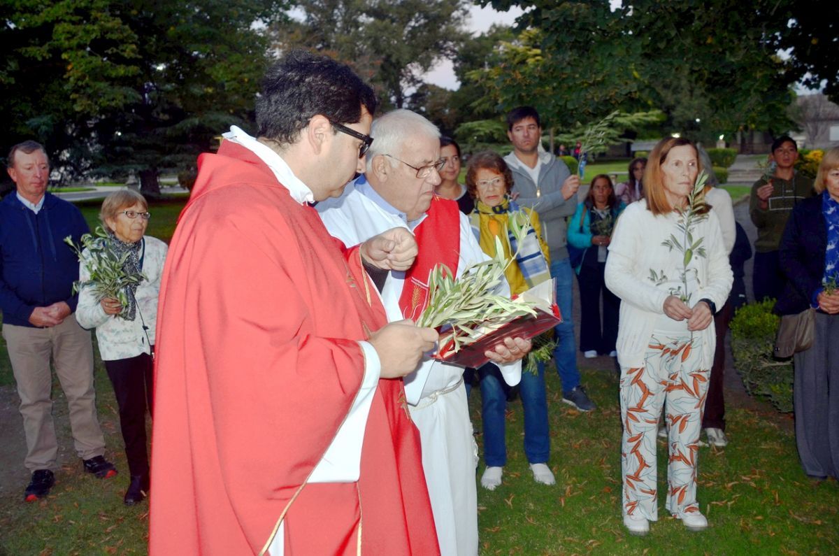 La feligresía católica aclamó a Jesús con palmas y ramos de olivos
