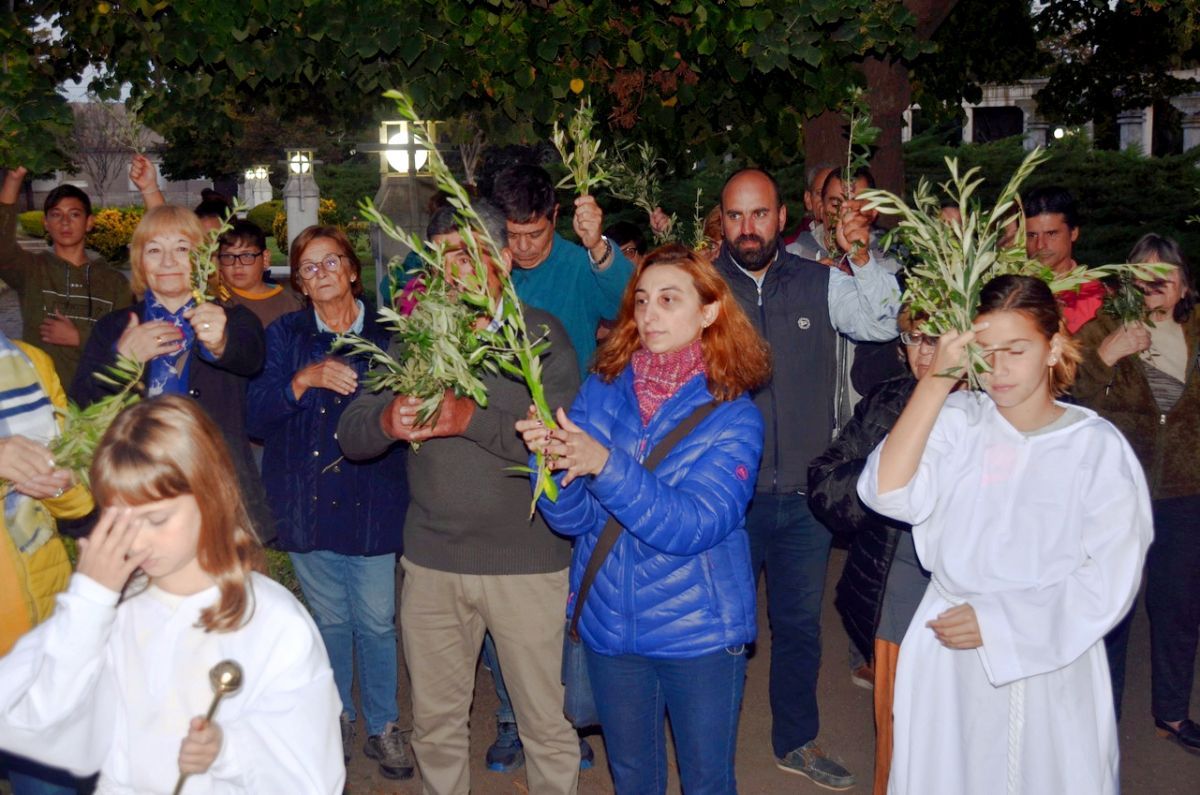 La feligresía católica aclamó a Jesús con palmas y ramos de olivos
