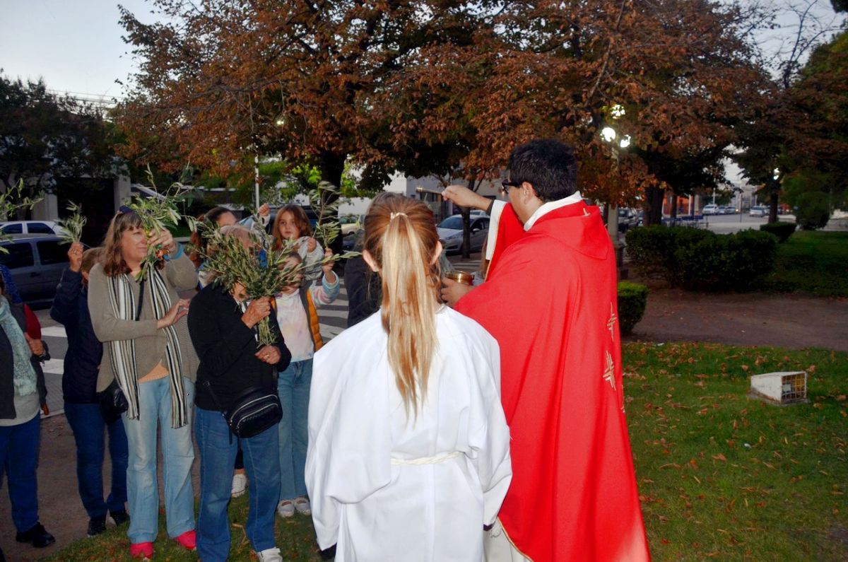 La feligresía católica aclamó a Jesús con palmas y ramos de olivos