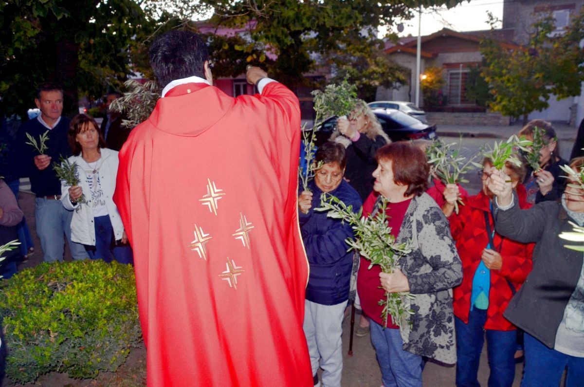 La feligresía católica aclamó a Jesús con palmas y ramos de olivos