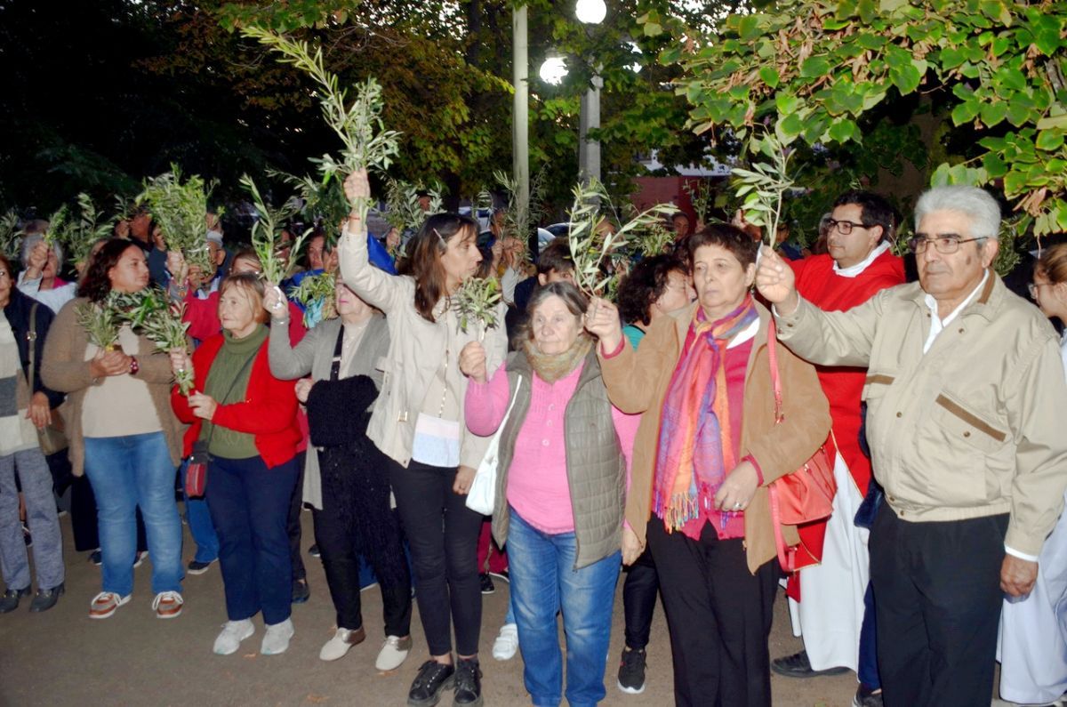 La feligresía católica aclamó a Jesús con palmas y ramos de olivos