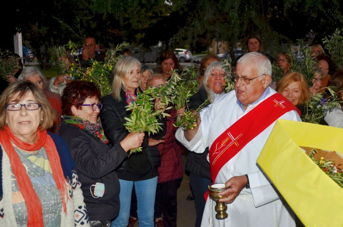 La feligresía católica aclamó a Jesús con palmas y ramos de olivos