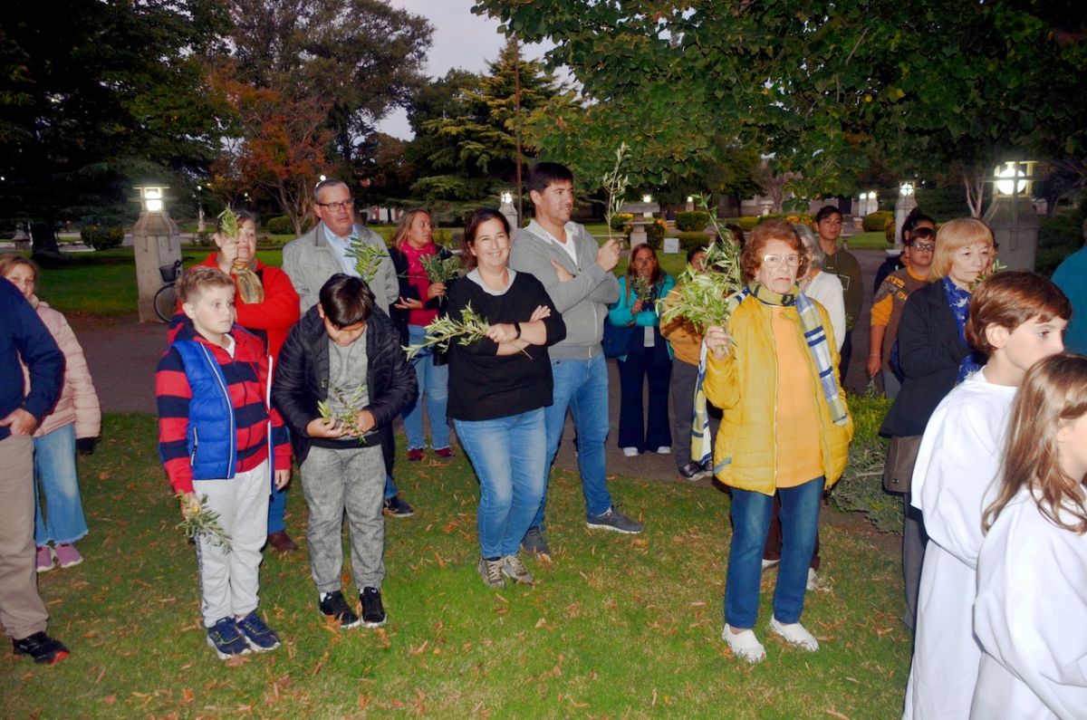 La feligresía católica aclamó a Jesús con palmas y ramos de olivos