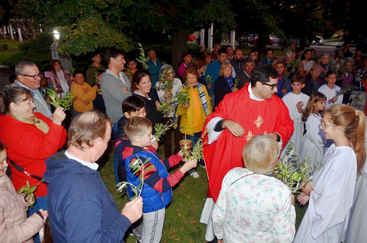 La feligresía católica aclamó a Jesús con palmas y ramos de olivos